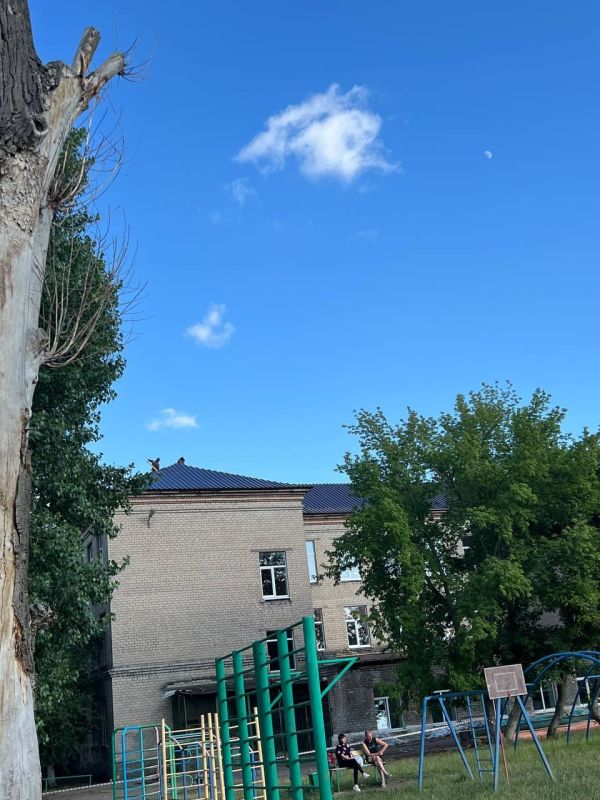 Виктория Жукова: Рабочие Нижегородской области продолжает восстановление кровли в школе № 5 Харцызска Виктория Жукова: Рабочие Нижегородской области продолжает восстановление кровли в школе № 5 Харцызска