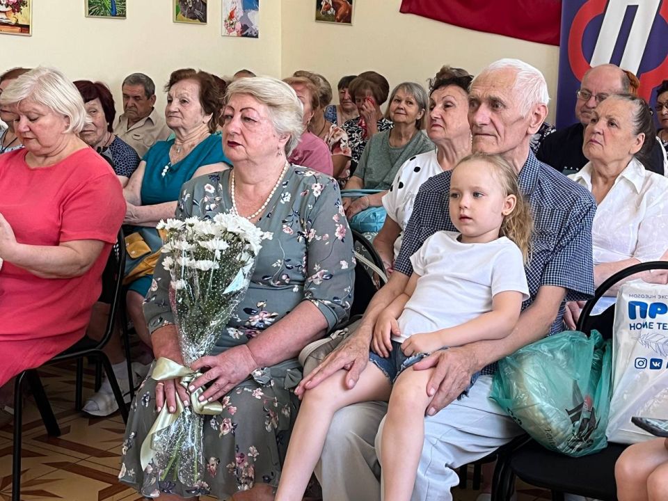 В День семьи, любви и верности первый заместитель главы Администрации городского округа Харцызск Александр Гутров и депутат Харцызского городского совета в Донецкой Народной Республике Борис Будыка поздравили семью... В День семьи, любви и верности первый заместитель главы Администрации городского округа Харцызск Александр Гутров и депутат Харцызского городского совета в Донецкой Народной Республике Борис Будыка поздравили семью...