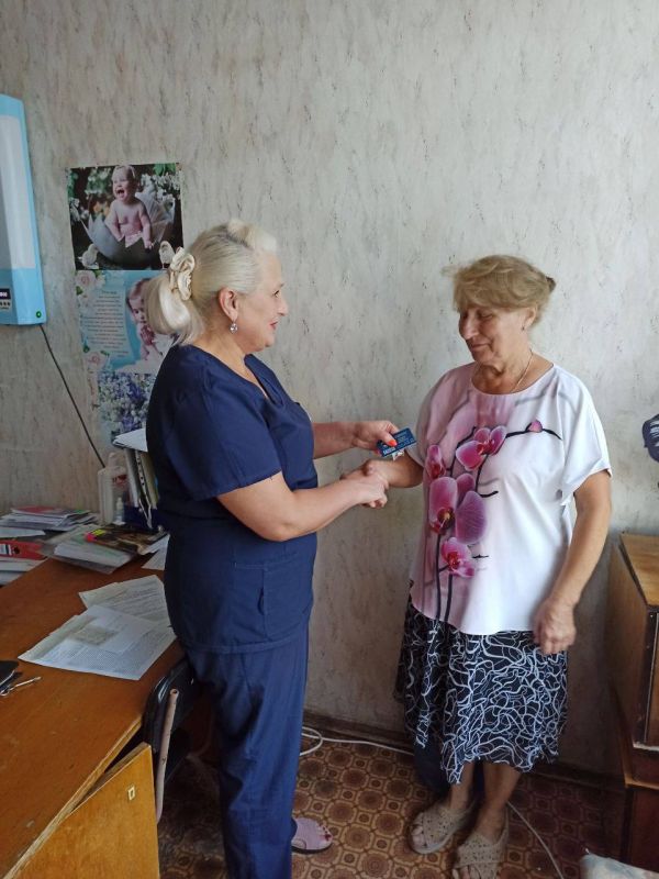 Секретарь ПО № 499 Иловайского местного отделения Всероссийской Политической Партии «ЕДИНАЯ РОССИЯ» Лисовина Елена Анатольевна провела встречу с активом, вручила партийные билеты новым членам партии и раздала газеты Секретарь ПО № 499 Иловайского местного отделения Всероссийской Политической Партии «ЕДИНАЯ РОССИЯ» Лисовина Елена Анатольевна провела встречу с активом, вручила партийные билеты новым членам партии и раздала газеты