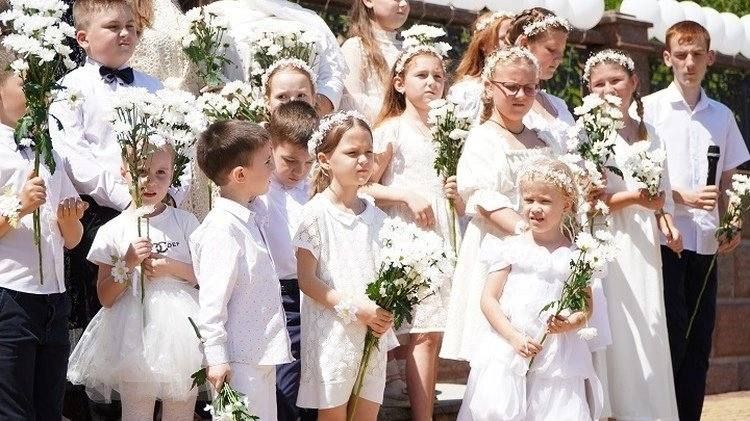 Белые шары, детские улыбки и крестный ход: как отметили День семьи, любви и верности в Донецке Белые шары, детские улыбки и крестный ход: как отметили День семьи, любви и верности в Донецке