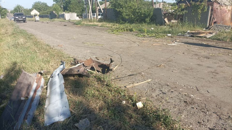 Повреждены четыре частных дома и автомобили: ВСУ ночью обстреляли Ясиноватую Повреждены четыре частных дома и автомобили: ВСУ ночью обстреляли Ясиноватую