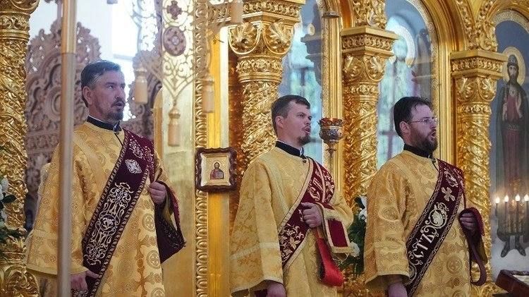 Белые шары, детские улыбки и крестный ход: как отметили День семьи, любви и верности в Донецке Белые шары, детские улыбки и крестный ход: как отметили День семьи, любви и верности в Донецке