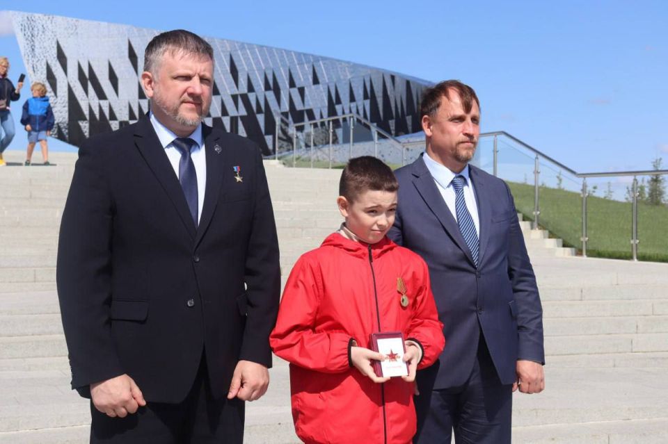 Кривоухов Николай ученик 6-А класса принял участие в Детском Гала-концерте патриотической песни «Наследники Победы», который прошел в Органном зале Царскосельской гимназии искусств им. Анны Ахматовой в городе Пушкине... Кривоухов Николай ученик 6-А класса принял участие в Детском Гала-концерте патриотической песни «Наследники Победы», который прошел в Органном зале Царскосельской гимназии искусств им. Анны Ахматовой в городе Пушкине...