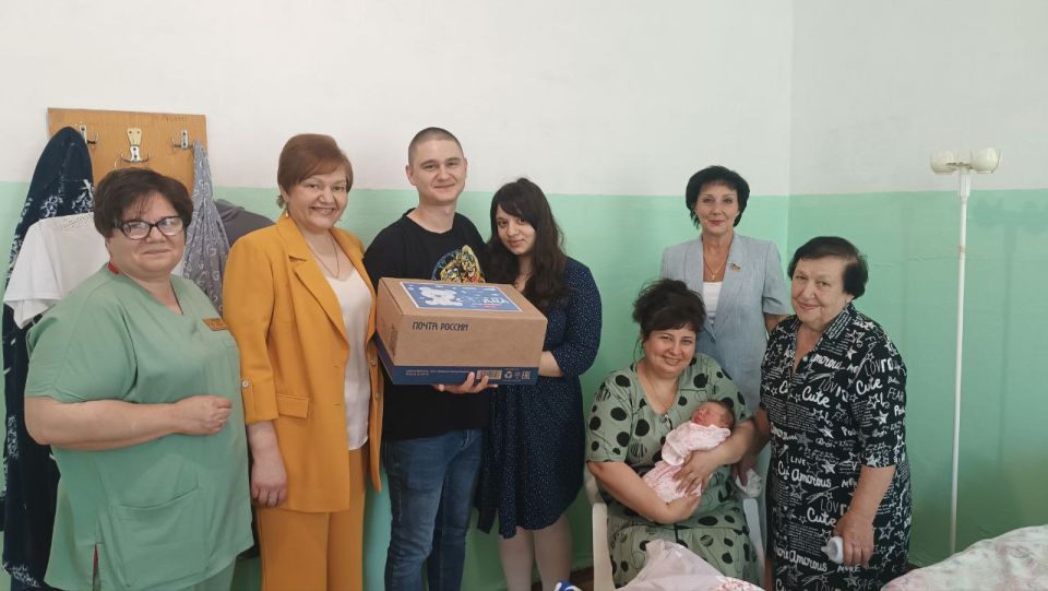 Мамы Макеевки получили подарки ко Дню семьи, любви и верности Мамы Макеевки получили подарки ко Дню семьи, любви и верности