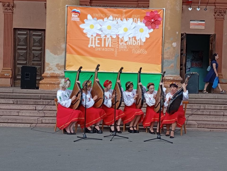 8 июля на площади Зугрэсского ГДК прошёл праздничный концерт ко Дню семьи, любви и верности 8 июля на площади Зугрэсского ГДК прошёл праздничный концерт ко Дню семьи, любви и верности