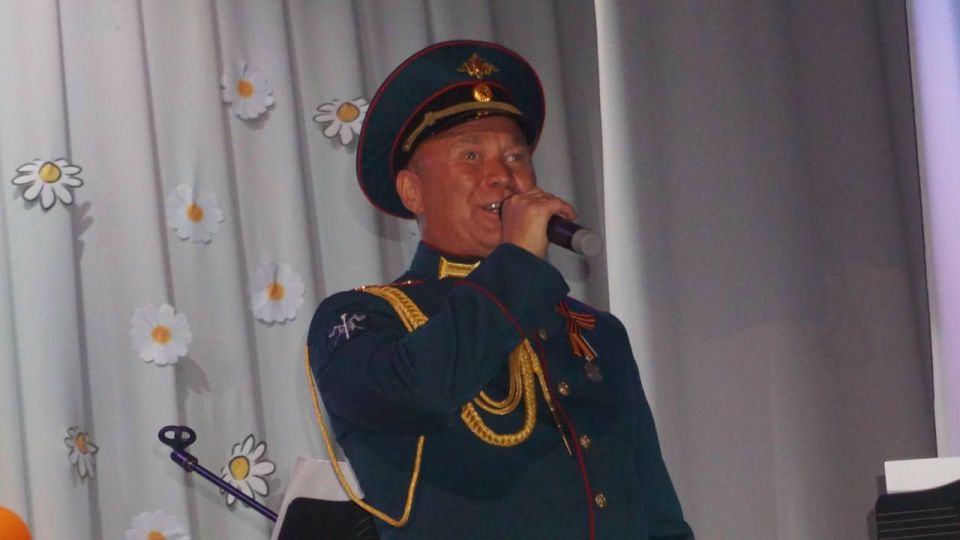 Ансамбль солистов инженерных войск выступил в Мангуше с праздничным концертом Ансамбль солистов инженерных войск выступил в Мангуше с праздничным концертом