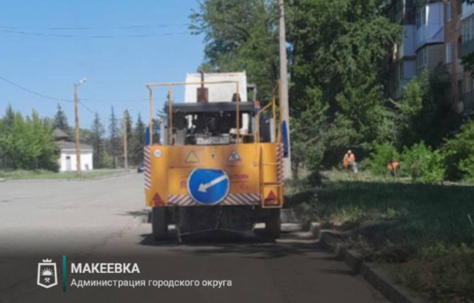 Сотрудниками МУП АГМ «Перспектива» выполнены работы: по сбору летучего мусора и очистке урн, по уборке тротуаров и дорог, по ул. Московской, Плеханова, Чубаря, Свободы, Ермощенко, Победы, Ленина, Циолковского, Донецкое... Сотрудниками МУП АГМ «Перспектива» выполнены работы: по сбору летучего мусора и очистке урн, по уборке тротуаров и дорог, по ул. Московской, Плеханова, Чубаря, Свободы, Ермощенко, Победы, Ленина, Циолковского, Донецкое...