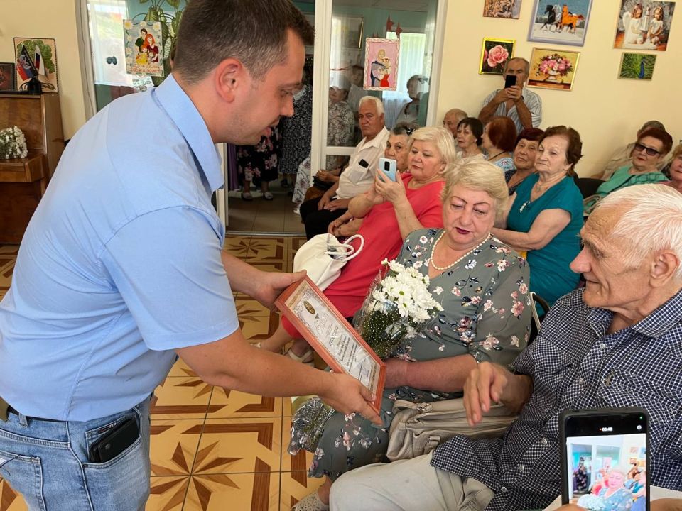 В День семьи, любви и верности первый заместитель главы Администрации городского округа Харцызск Александр Гутров и депутат Харцызского городского совета в Донецкой Народной Республике Борис Будыка поздравили семью... В День семьи, любви и верности первый заместитель главы Администрации городского округа Харцызск Александр Гутров и депутат Харцызского городского совета в Донецкой Народной Республике Борис Будыка поздравили семью...