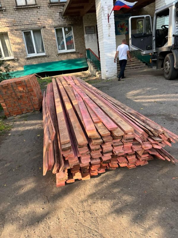 Виктория Жукова: Рабочие Нижегородской области продолжают ремонт кровли станции юных техников в Харцызске Виктория Жукова: Рабочие Нижегородской области продолжают ремонт кровли станции юных техников в Харцызске
