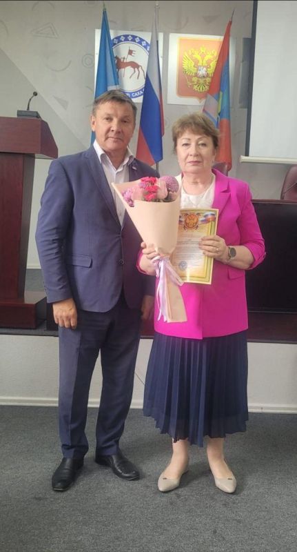 Александр Качанов: Благодарности от главы Докучаевска вручили учителям Якутии Александр Качанов: Благодарности от главы Докучаевска вручили учителям Якутии