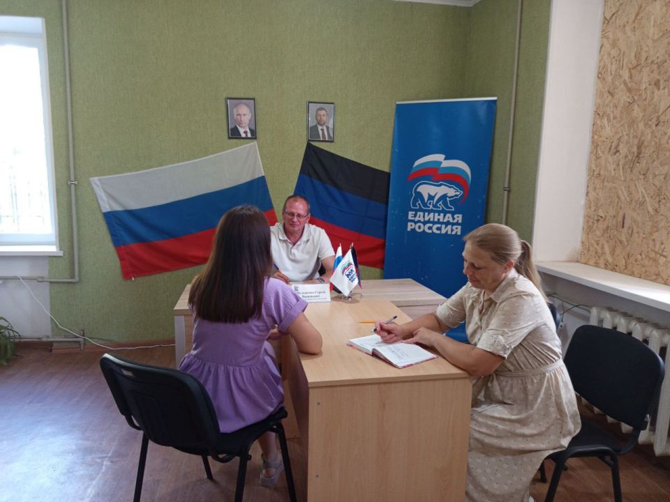Председатель Дебальцевского городского совета Донецкой Народной Республики Шульженко Сергей Васильевич 10.07.2025 провел личный прием граждан в общественной приемной Всероссийской политической партии «Единая Россия» Председатель Дебальцевского городского совета Донецкой Народной Республики Шульженко Сергей Васильевич 10.07.2025 провел личный прием граждан в общественной приемной Всероссийской политической партии «Единая Россия»