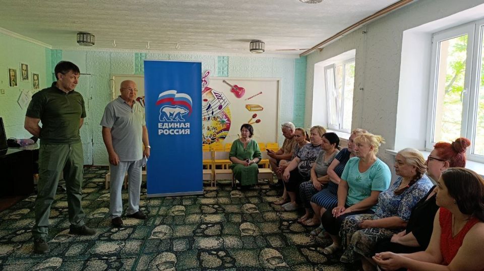Наталья Бегуненко: В четверг, 10 июля, первый заместитель руководителя Управы Петровского внутригородского района Администрации городского округа Донецк Плахутин Юрий Иванович провел встречу с трудовым коллективом... Наталья Бегуненко: В четверг, 10 июля, первый заместитель руководителя Управы Петровского внутригородского района Администрации городского округа Донецк Плахутин Юрий Иванович провел встречу с трудовым коллективом...