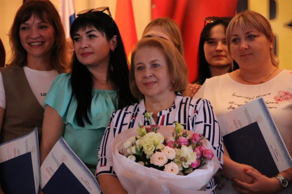 Вручение дипломов выпускникам Донецкого национального университета экономики и торговли имени Михаила Туган-Барановского прошло в Дебальцево в торжественной обстановке Вручение дипломов выпускникам Донецкого национального университета экономики и торговли имени Михаила Туган-Барановского прошло в Дебальцево в торжественной обстановке