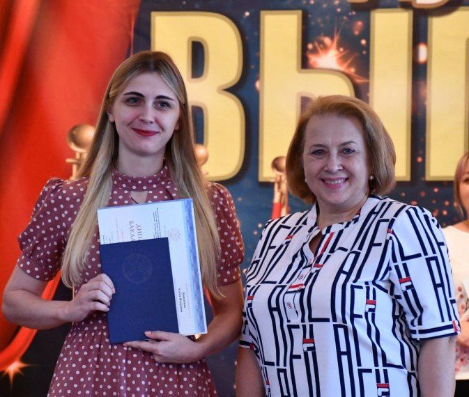 Вручение дипломов выпускникам Донецкого национального университета экономики и торговли имени Михаила Туган-Барановского прошло в Дебальцево в торжественной обстановке Вручение дипломов выпускникам Донецкого национального университета экономики и торговли имени Михаила Туган-Барановского прошло в Дебальцево в торжественной обстановке
