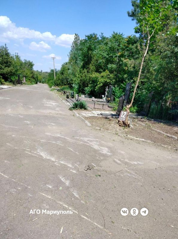 Мариупольские коммунальщики продолжают благоустраивать ритуальные места Мариупольские коммунальщики продолжают благоустраивать ритуальные места