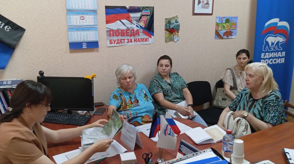 Сегодня, 10 июля, руководитель Управы Калининского внутригородского района Администрации городского округа Донецк Елена Синецкая провела приём граждан в общественной приёмной Всероссийской политической партии «Единая Россия» Сегодня, 10 июля, руководитель Управы Калининского внутригородского района Администрации городского округа Донецк Елена Синецкая провела приём граждан в общественной приёмной Всероссийской политической партии «Единая Россия»