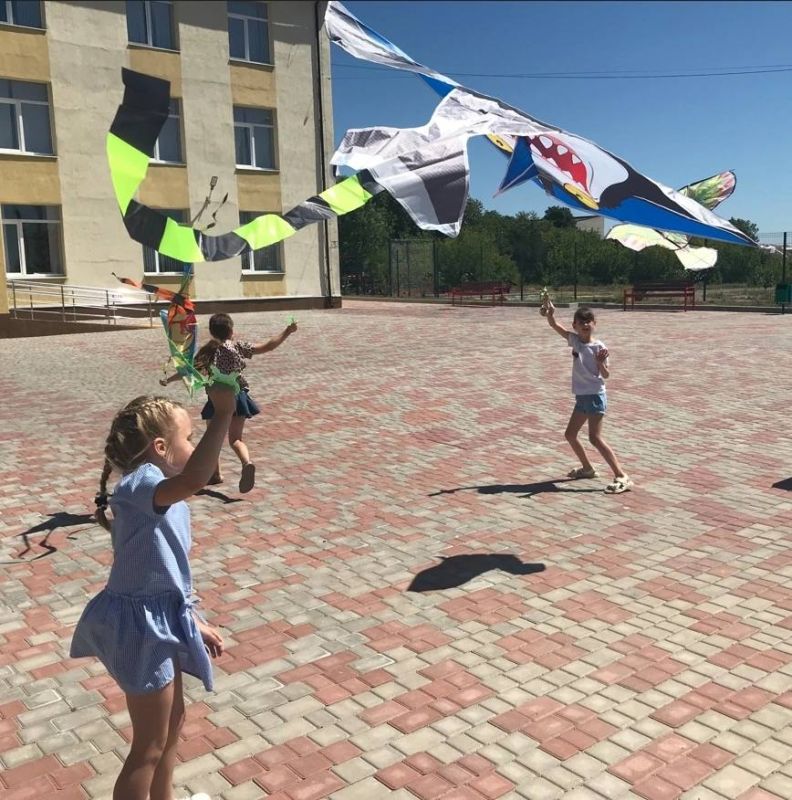 Активное утро на площадке досуга: запускаем воздушных змеев! Активное утро на площадке досуга: запускаем воздушных змеев!