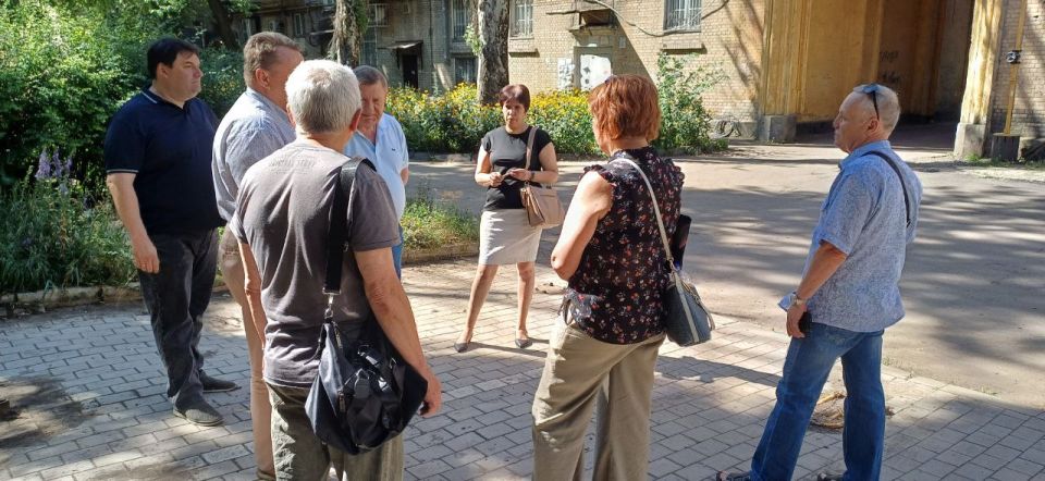 Валентин Левченко: Провел встречу с жителями дома №163 по ул.Артема Валентин Левченко: Провел встречу с жителями дома №163 по ул.Артема