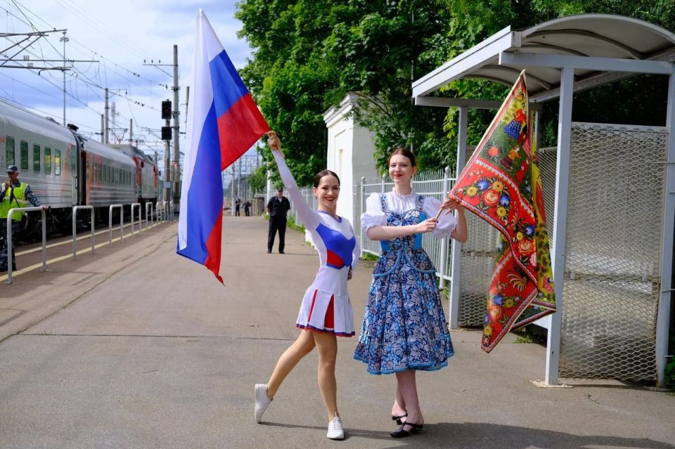 Мариупольские школьники прибыли в Санкт-Петербург Мариупольские школьники прибыли в Санкт-Петербург