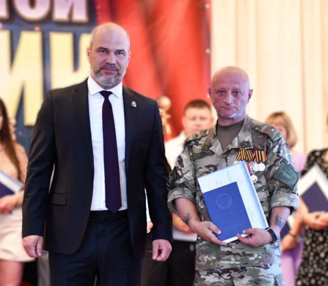 Вручение дипломов выпускникам Донецкого национального университета экономики и торговли имени Михаила Туган-Барановского прошло в Дебальцево в торжественной обстановке Вручение дипломов выпускникам Донецкого национального университета экономики и торговли имени Михаила Туган-Барановского прошло в Дебальцево в торжественной обстановке