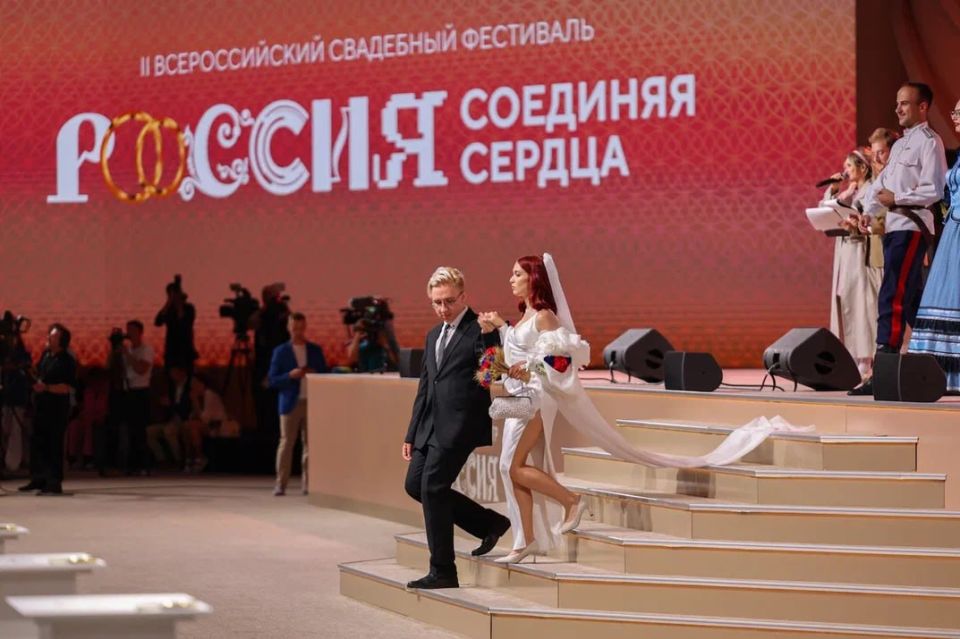 Более 150 пар приняли участие во II Всероссийском свадебном Более 150 пар приняли участие во II Всероссийском свадебном
