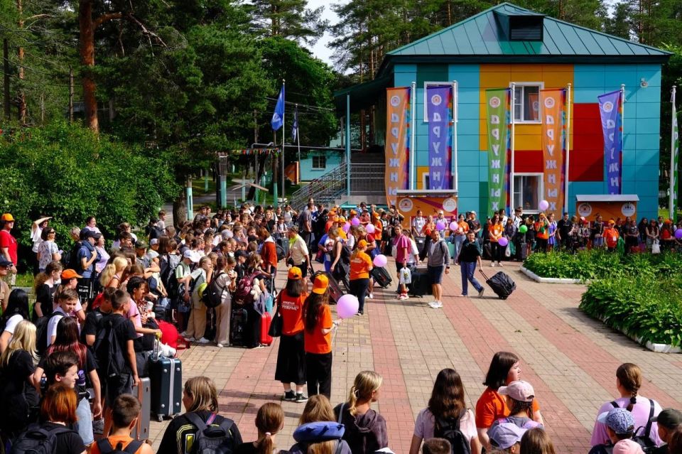 Мариупольские школьники прибыли в Санкт-Петербург Мариупольские школьники прибыли в Санкт-Петербург