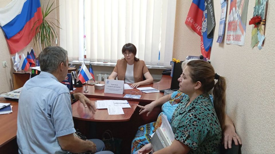 Сегодня, 10 июля, руководитель Управы Калининского внутригородского района Администрации городского округа Донецк Елена Синецкая провела приём граждан в общественной приёмной Всероссийской политической партии «Единая Россия» Сегодня, 10 июля, руководитель Управы Калининского внутригородского района Администрации городского округа Донецк Елена Синецкая провела приём граждан в общественной приёмной Всероссийской политической партии «Единая Россия»