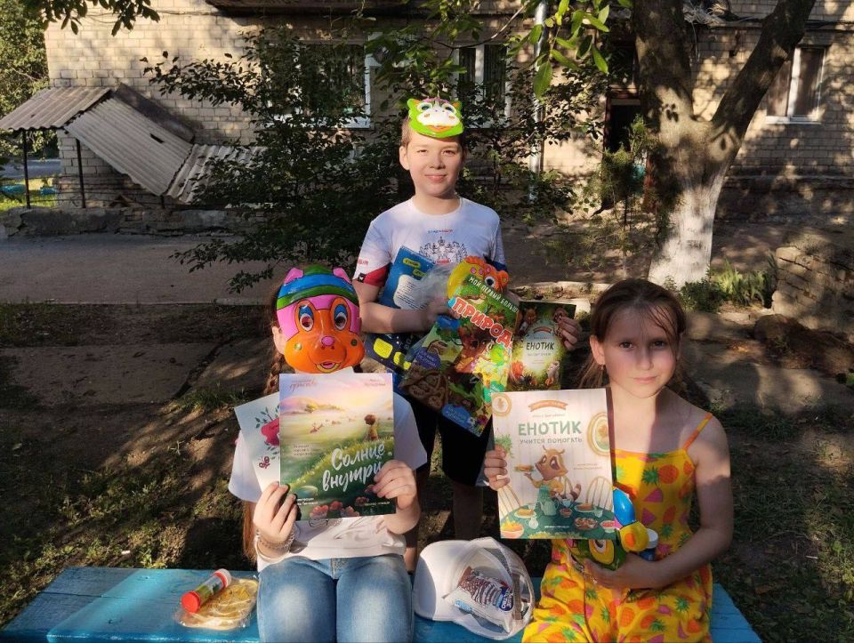 Всё лучшее детям!. Летние каникулы - это всегда праздник, а если ещё на каникулах неожиданно получать подарки - это праздник вдвойне! Так в рамках проекта «Жители МКД» координатор местного отделения проекта «Управдом»... Всё лучшее детям!. Летние каникулы - это всегда праздник, а если ещё на каникулах неожиданно получать подарки - это праздник вдвойне! Так в рамках проекта «Жители МКД» координатор местного отделения проекта «Управдом»...