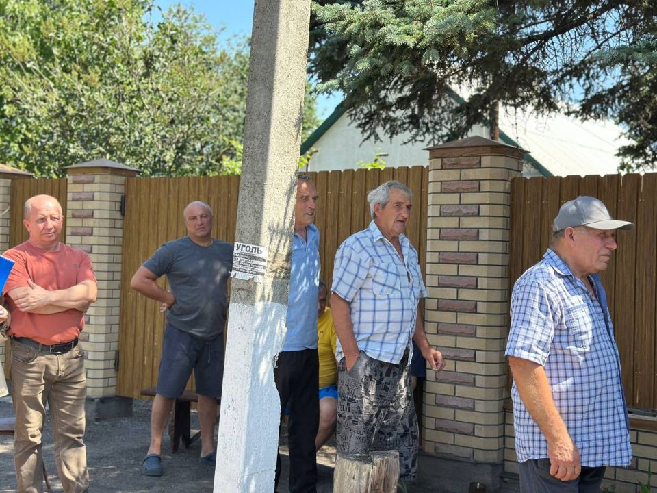 Денис Зубов: Сход граждан. Сегодня, 10 июля, первый заместитель главы администрации городского округа Иловайск Свердлов Михаил Николаевич совместно с депутатом Иловайского городского совета Печерским Александром Николаевичем... Денис Зубов: Сход граждан. Сегодня, 10 июля, первый заместитель главы администрации городского округа Иловайск Свердлов Михаил Николаевич совместно с депутатом Иловайского городского совета Печерским Александром Николаевичем...
