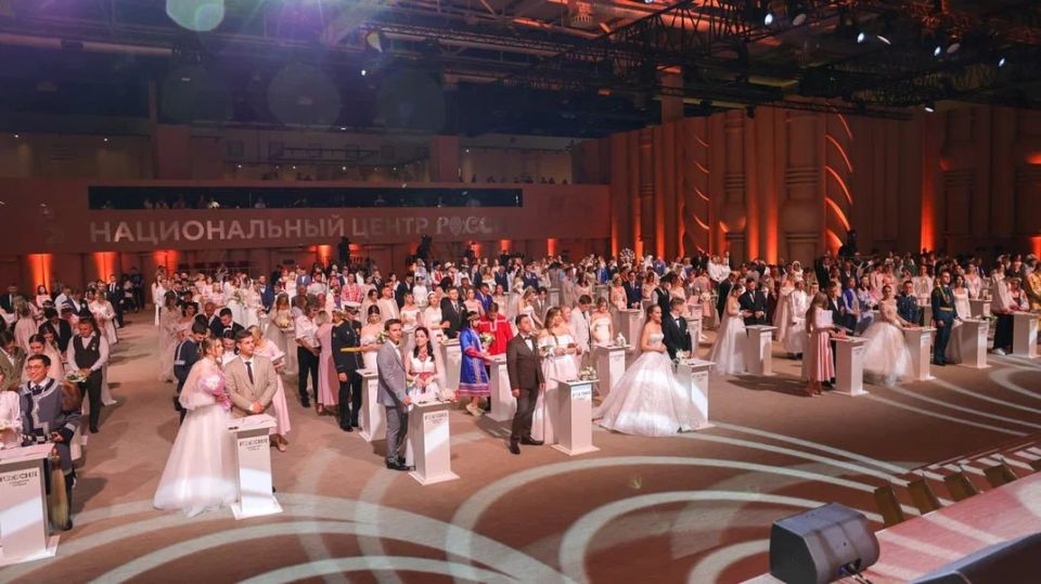 Более 150 пар приняли участие во II Всероссийском свадебном Более 150 пар приняли участие во II Всероссийском свадебном