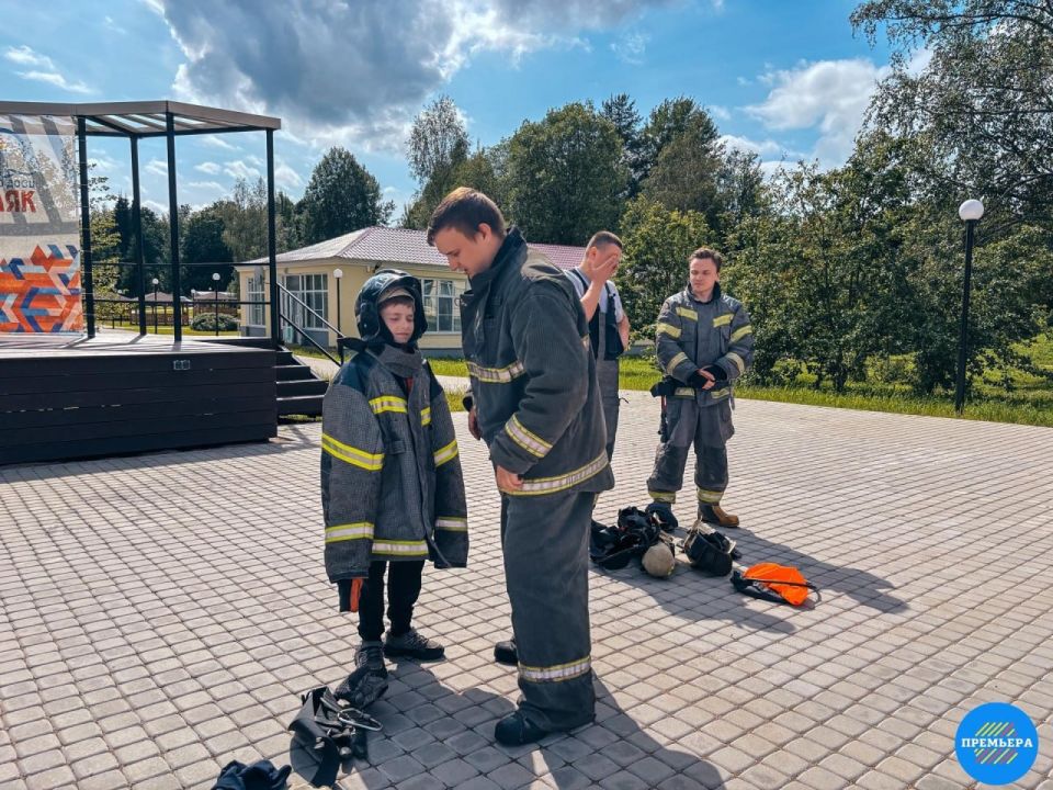 Дети из Енакиево познакомились с работой ленинградских пожарных в лагере «Премьера» Дети из Енакиево познакомились с работой ленинградских пожарных в лагере «Премьера»