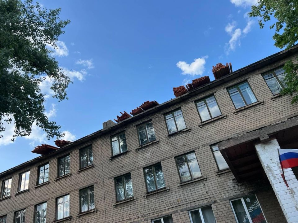 Виктория Жукова: Рабочие Нижегородской области продолжают ремонт кровли станции юных техников в Харцызске Виктория Жукова: Рабочие Нижегородской области продолжают ремонт кровли станции юных техников в Харцызске