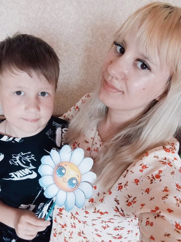 В ГБОУ «Школа №2 г.о.Дебальцево» по партийному проекту "Крепкая семья" прошла акция «Подари ромашку», которая была призвана напомнить всем участникам, что семья – самое дорогое для человека, что ее нужно беречь и хранить В ГБОУ «Школа №2 г.о.Дебальцево» по партийному проекту "Крепкая семья" прошла акция «Подари ромашку», которая была призвана напомнить всем участникам, что семья – самое дорогое для человека, что ее нужно беречь и хранить
