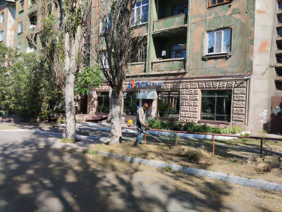 В Кировском внутригородском районе продолжаются работы по покосу травы В Кировском внутригородском районе продолжаются работы по покосу травы