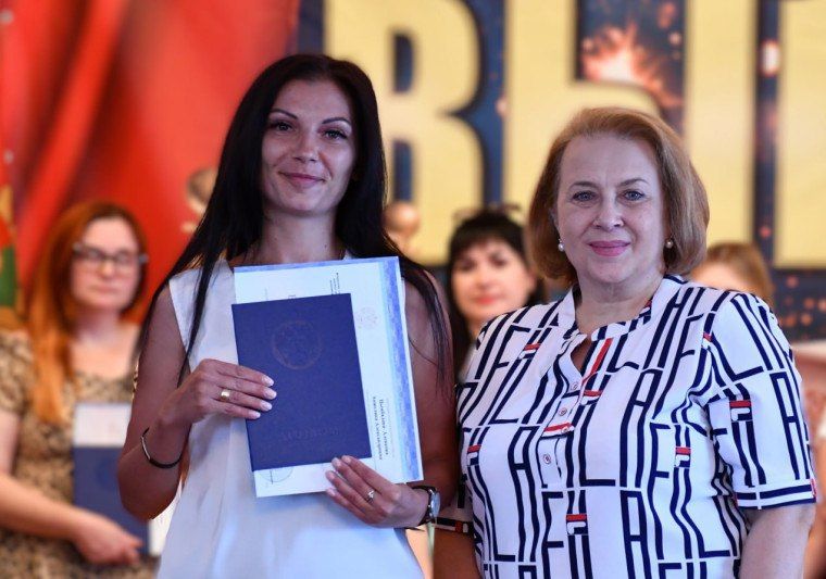 Вручение дипломов выпускникам Донецкого национального университета экономики и торговли имени Михаила Туган-Барановского прошло в Дебальцево в торжественной обстановке Вручение дипломов выпускникам Донецкого национального университета экономики и торговли имени Михаила Туган-Барановского прошло в Дебальцево в торжественной обстановке