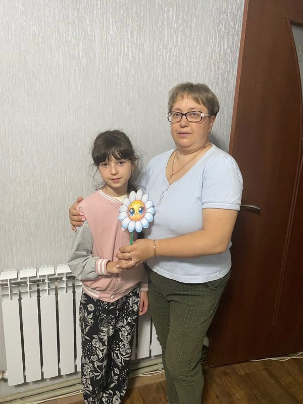 В ГБОУ «Школа №2 г.о.Дебальцево» по партийному проекту "Крепкая семья" прошла акция «Подари ромашку», которая была призвана напомнить всем участникам, что семья – самое дорогое для человека, что ее нужно беречь и хранить В ГБОУ «Школа №2 г.о.Дебальцево» по партийному проекту "Крепкая семья" прошла акция «Подари ромашку», которая была призвана напомнить всем участникам, что семья – самое дорогое для человека, что ее нужно беречь и хранить