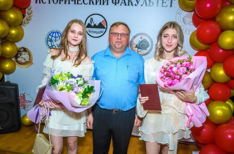 Олег Трофимов: Более ста новоиспечённых историков пополнят профессиональные ряды ученых Донбасса Олег Трофимов: Более ста новоиспечённых историков пополнят профессиональные ряды ученых Донбасса