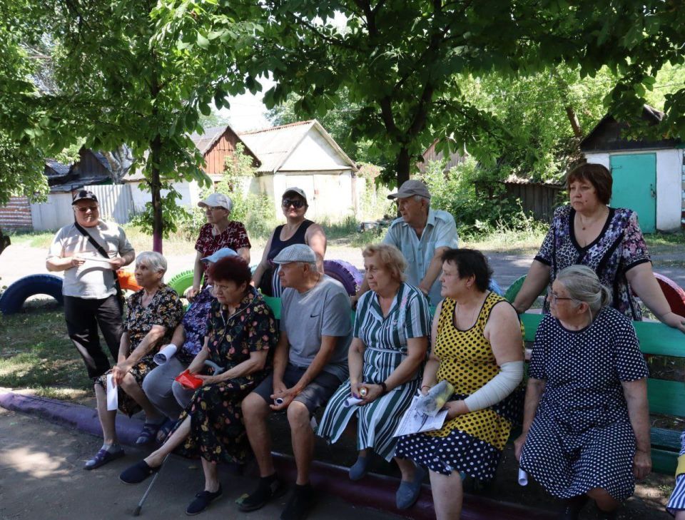Сегодня, 10 июля, депутат Торезского городского совета Донецкой Народной Республики Анна Матраева совместно с первым заместителем главы администрации городского округа Торез Анной Макаровой провели встречу с населением по... Сегодня, 10 июля, депутат Торезского городского совета Донецкой Народной Республики Анна Матраева совместно с первым заместителем главы администрации городского округа Торез Анной Макаровой провели встречу с населением по...