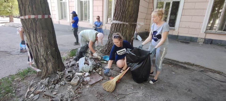 Сегодня, 10 июля, в рамках проектов «Городская среда» и «Школа ЖКХ», реализуемых партией «Единая Россия», сотрудники Управы Калининского внутригородского района Администрации городского округа Донецк приняли участие в... Сегодня, 10 июля, в рамках проектов «Городская среда» и «Школа ЖКХ», реализуемых партией «Единая Россия», сотрудники Управы Калининского внутригородского района Администрации городского округа Донецк приняли участие в...
