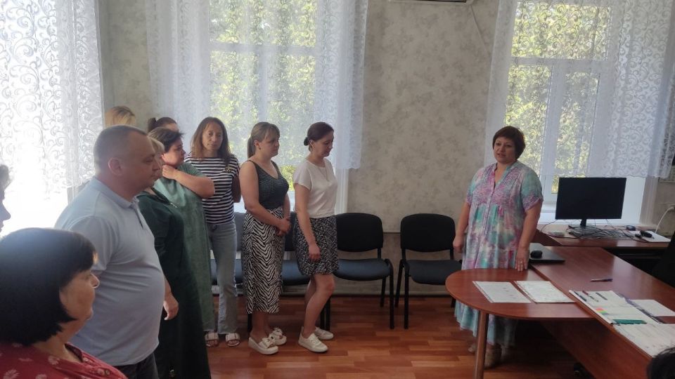 Главный редактор нашей местной газеты "Родное Приазовье", депутат "Единой России" Новоазовского муниципального совета Марина Эккерт встретилась с коллективом Управления труда и социальной защиты населения Главный редактор нашей местной газеты "Родное Приазовье", депутат "Единой России" Новоазовского муниципального совета Марина Эккерт встретилась с коллективом Управления труда и социальной защиты населения