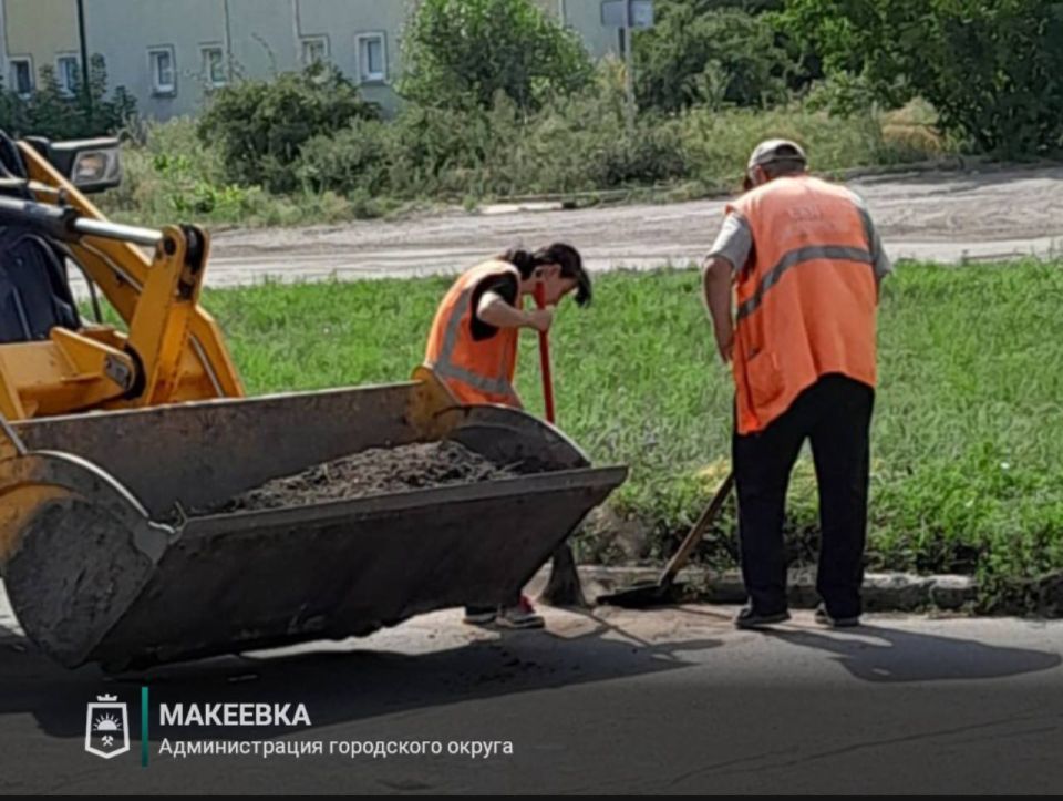 Сотрудниками МУП АГМ «Перспектива» выполнены работы: по сбору летучего мусора и очистке урн, по уборке тротуаров и дорог, по ул. Московской, Плеханова, Чубаря, Свободы, Ермощенко, Победы, Ленина, Крылова, Фабрициуса, бул Сотрудниками МУП АГМ «Перспектива» выполнены работы: по сбору летучего мусора и очистке урн, по уборке тротуаров и дорог, по ул. Московской, Плеханова, Чубаря, Свободы, Ермощенко, Победы, Ленина, Крылова, Фабрициуса, бул