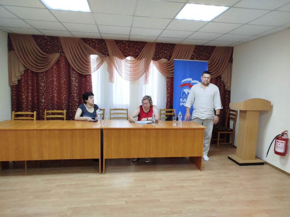 Валентин Левченко: Сегодня состоялась встреча депутата Донецкого городского совета Сергея Семеновича Скиданова с трудовым коллективом "Детской железной дороги" Валентин Левченко: Сегодня состоялась встреча депутата Донецкого городского совета Сергея Семеновича Скиданова с трудовым коллективом "Детской железной дороги"