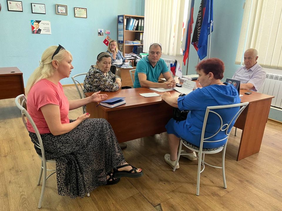 Сегодня заместитель главы Администрации муниципального образования городского округа Харцызск Владимир Панченко провел прием граждан в общественной приемной партии «Единая Россия» Сегодня заместитель главы Администрации муниципального образования городского округа Харцызск Владимир Панченко провел прием граждан в общественной приемной партии «Единая Россия»