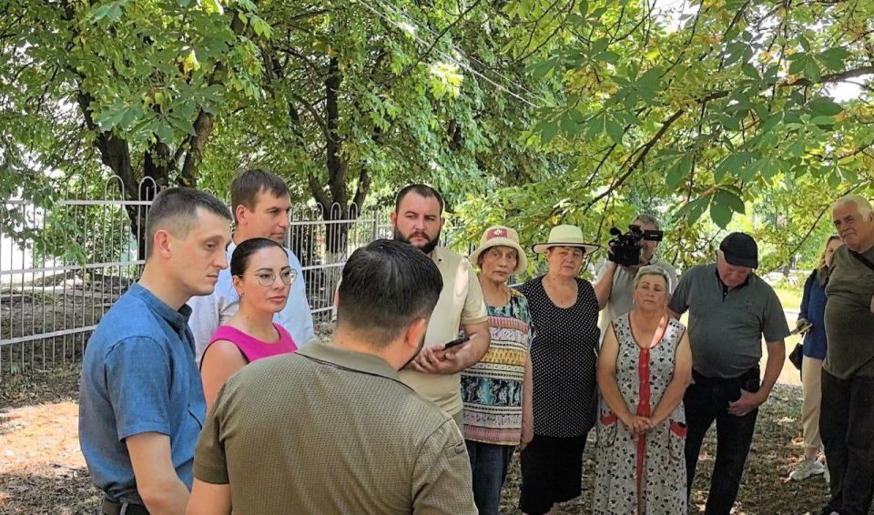 Александр Бондаренко: Продолжая объезд наших ремонтируемых дорожных объектов, заехал на хутор Широкий в Ленинском районе Донецка, где ремонтируем улицу Днестровскую Александр Бондаренко: Продолжая объезд наших ремонтируемых дорожных объектов, заехал на хутор Широкий в Ленинском районе Донецка, где ремонтируем улицу Днестровскую