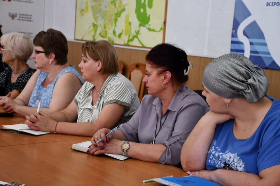 Сегодня, 11 июля , глава муниципального образования городского округа Дебальцево, секретарь местного отделения Всероссийской политической партии «Единая Россия» Сергей Желновач провел встречу с секретарями первичных... Сегодня, 11 июля , глава муниципального образования городского округа Дебальцево, секретарь местного отделения Всероссийской политической партии «Единая Россия» Сергей Желновач провел встречу с секретарями первичных...