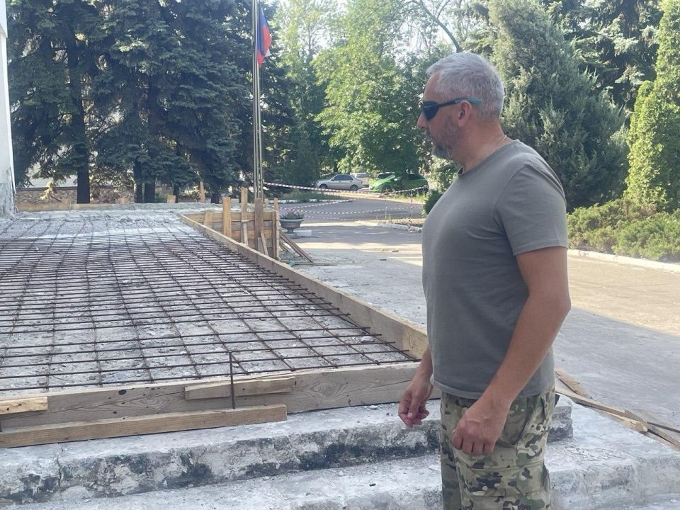 Представитель Магаданской области проверил ход ремонта входа в здание филиала фонда «Защитники Отечества» в Ждановке Представитель Магаданской области проверил ход ремонта входа в здание филиала фонда «Защитники Отечества» в Ждановке