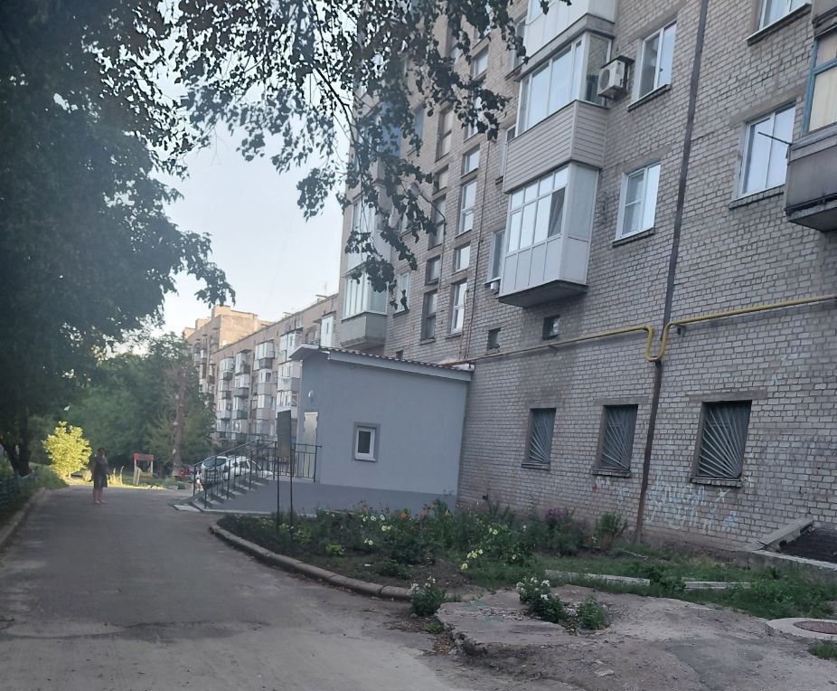 В Снежном завершается ремонт входных групп подъездов дома на ул Гагарина В Снежном завершается ремонт входных групп подъездов дома на ул Гагарина