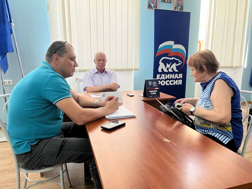 Сегодня заместитель главы Администрации муниципального образования городского округа Харцызск Владимир Панченко провел прием граждан в общественной приемной партии «Единая Россия» Сегодня заместитель главы Администрации муниципального образования городского округа Харцызск Владимир Панченко провел прием граждан в общественной приемной партии «Единая Россия»