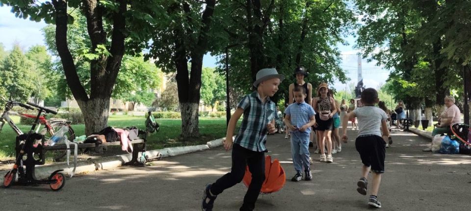 МБУ "Центр Культуры и Досуга города Дебарьцево" порадовал юных жителей города яркими и незабываемыми гуляниями по партийному проекту "Культура малой Родины" МБУ "Центр Культуры и Досуга города Дебарьцево" порадовал юных жителей города яркими и незабываемыми гуляниями по партийному проекту "Культура малой Родины"