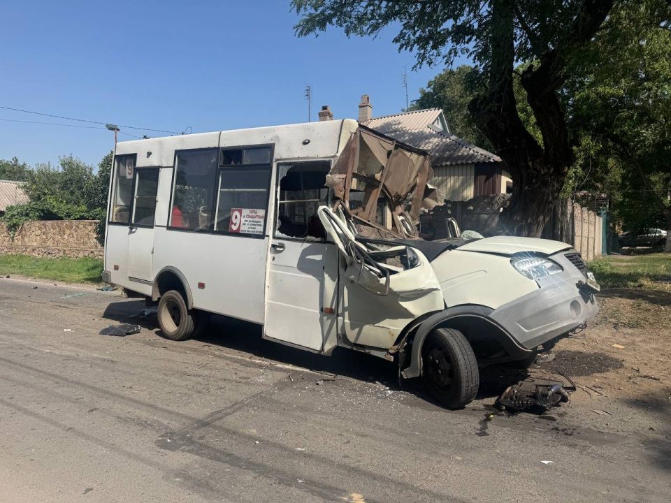 11 июля в 8:35 в Енакиеве произошло дорожно-транспортное происшествие, в результате которого два человека погибли, 22 пассажира получили травмы 11 июля в 8:35 в Енакиеве произошло дорожно-транспортное происшествие, в результате которого два человека погибли, 22 пассажира получили травмы